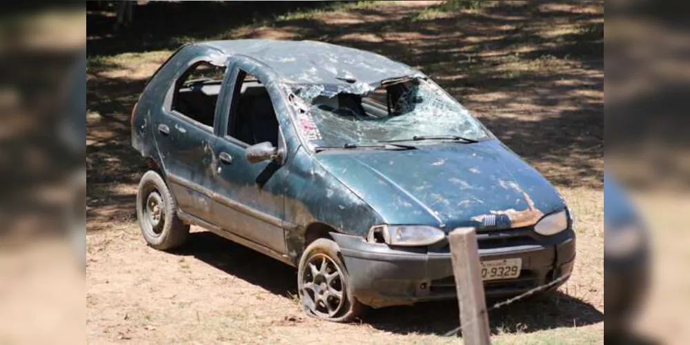 Veículo ficou destruído após acidente