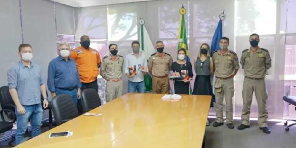 Imagem ilustrativa da imagem Elizabeth recebe visita do comando dos Bombeiros em PG
