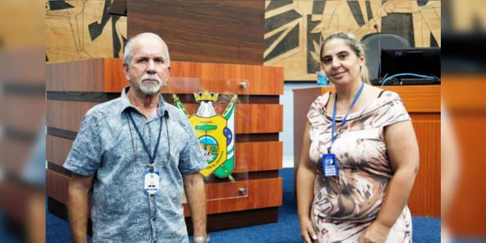 Reconhecimento - Na última quarta-feira (17), o vereador Jairton Nicoluzzi, conhecido como Jairton da Farmácia apresentou uma Moção de Aplauso para este colunista, devido à conclusão do projeto Sintonia, no final de 2020. O projeto permitiu auxiliar uma instituição muito especial; a Casa Assistencial Ana Maria das Dores e Casa Assistencial São Marcos. Uma senhora de 103 anos, Dona Ana Maria das Dores, que com muito amor confecciona alimentos para necessitados e também faz a entrega de cestas de alimentos. Essa iniciativa uniu moda e apoiou uma nobre causa e envolveu muitas descoladas e abnegadas mulheres que adquiriram uma t-shirt exclusiva com bordado onde o beija flor foi o fio condutor dessa causa. Inúmeras pessoas apoiaram a causa e juntos arrecadamos R$4.300,00. No registro, o vereador Jairton da Farmácia e a chefe de Gabinete Elisa Dal Pizzol. Minha gratidão pelo reconhecimento que serve de incentivo para sempre mobilizar as pessoas para ajudarem as boas causas.
