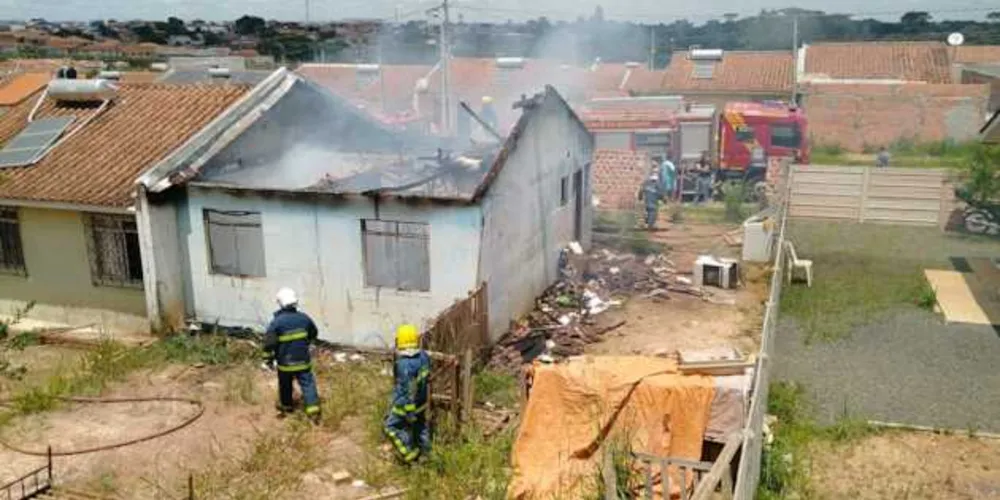 Chamas se espalharam rapidamente pelo imóvel e cara foi destruída pelo incêndio