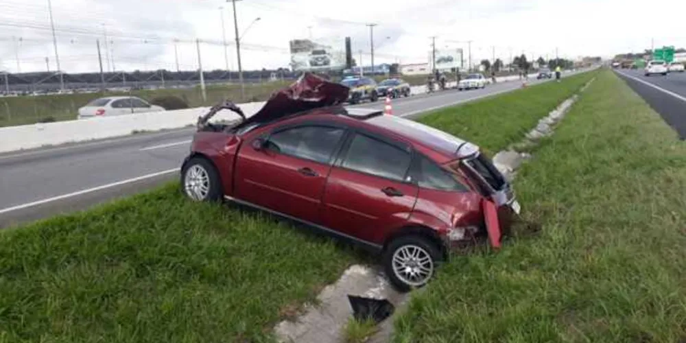 Jovem que estava no porta-malas foi arremessada para fora do veículo após o carro bater contra uma mureta do canteiro central da rodovia