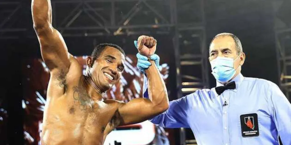 Imagem ilustrativa da imagem Esquiva Falcão arrasa adversário e segue invicto com 28 vitórias