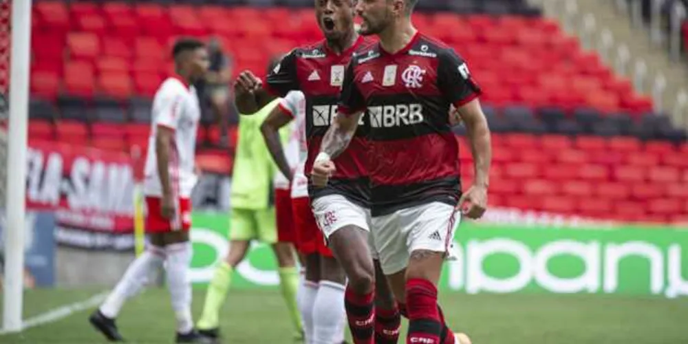 Imagem ilustrativa da imagem Flamengo vence o Inter por 2 a 1 e assume a liderança do Brasileirão
