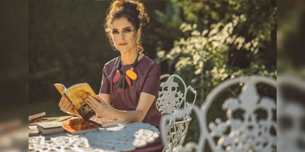Antologia – Na última segunda-feira (22), a Academia de Letras dos Campos Gerais, tendo a frente a dinâmica escritora Renata Regis Florisbelo, realizou o lançamento de sua 11ª Antologia Poética, tendo como tema "Tempo de prosa, poesia e história. 