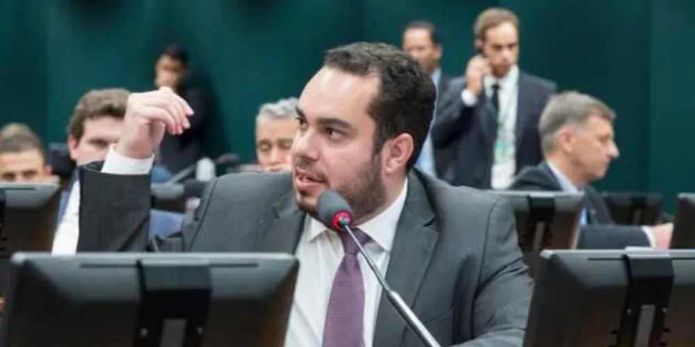 “O presidente agiu mal e a reação do mercado prova isso", citou o parlamentar sobre a troca de presidência na Petrobras