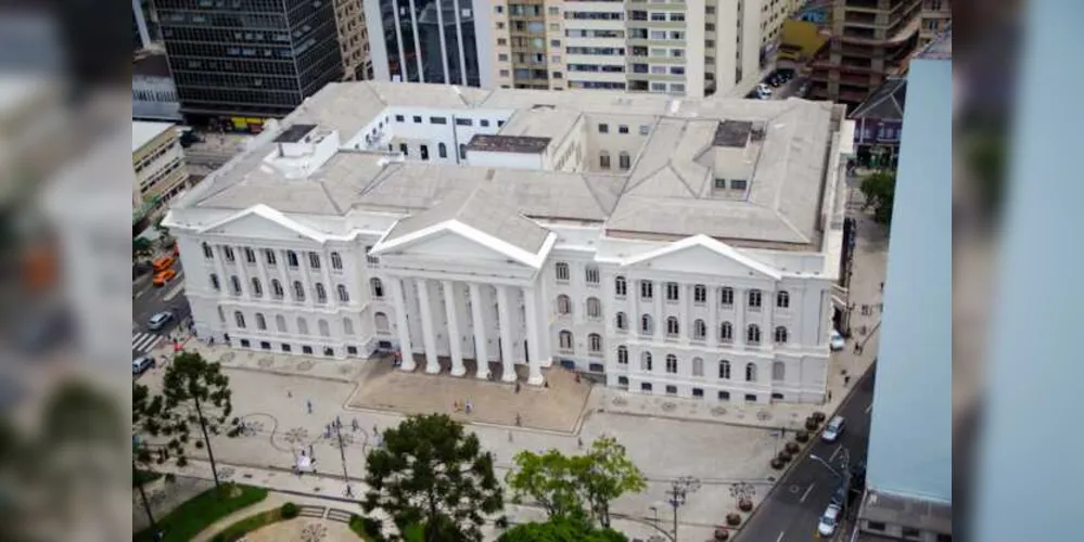 Imagem ilustrativa da imagem Vestibular da UFPR é adiado um dia após suspensão de concurso da Polícia Civil