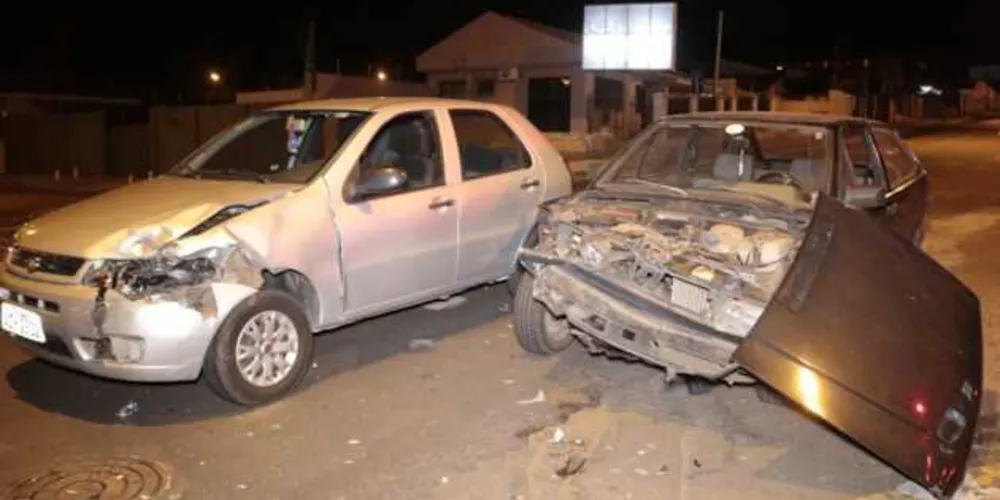 Imagem ilustrativa da imagem Dois carros batem em cruzamento do Jardim Carvalho
