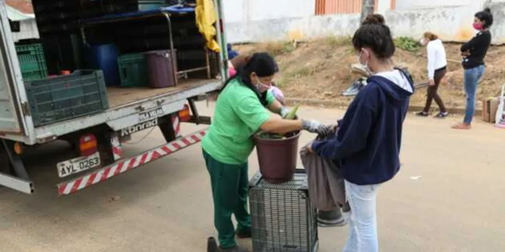 Programa do governo municipal garante alimento para a população e fonte de renda para os recicladores