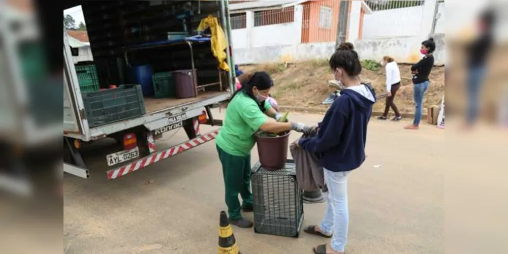 Programa do governo municipal garante alimento para a população e fonte de renda para os recicladores