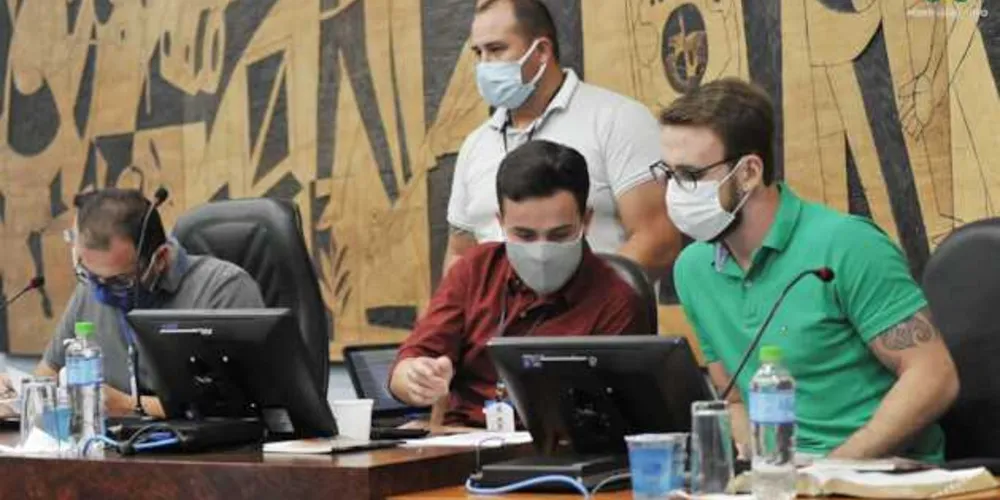 Vereador Filipe Chociai (centro) é autor do projeto de lei que propõe incluir educação como serviço fundamental