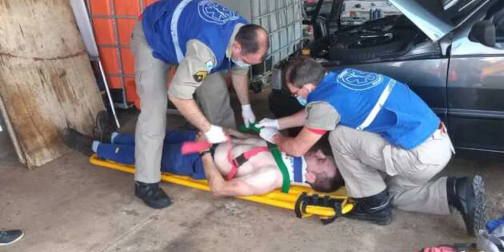 Imagem ilustrativa da imagem Veículo cai sobre mecânico no Cará-Cará