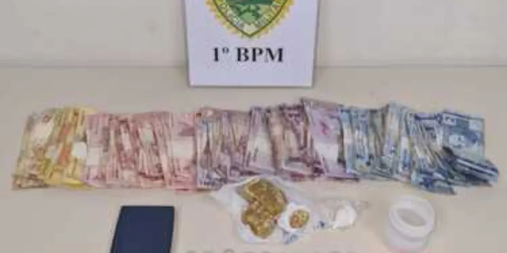 O material foi recolhido e encaminhado, junto à suspeita, à Delegacia
