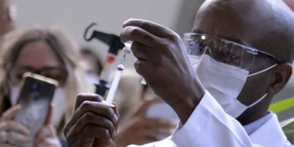 O avião com o imunizante veio da Índia, com o material já pronto para ser aplicado.