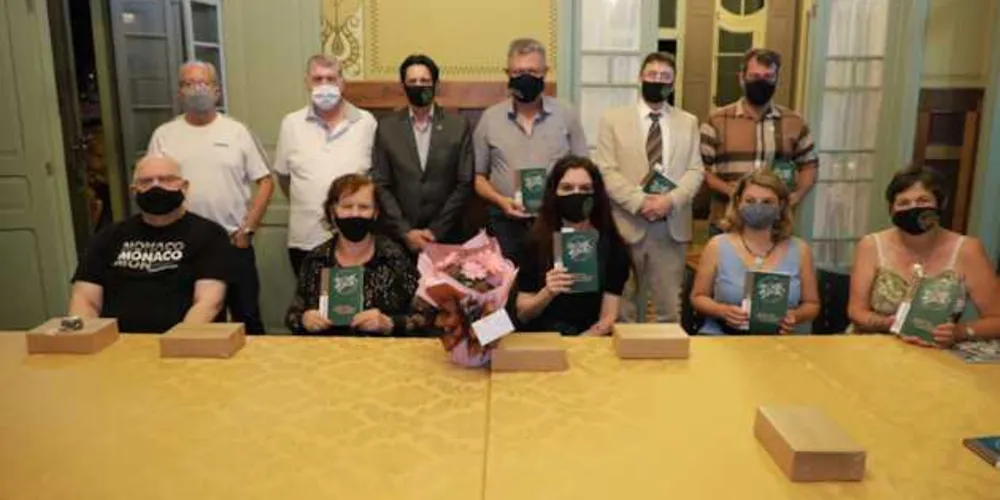 Tempo de prosa, poesia e história - Integrantes da Academia de Letras dos Campos Gerais estiveram reunidos no último dia 22, para o lançamento da Antologia 11 - Tempo de Prosa, Poesia e História. O evento ocorreu na Mansão Villa Hilda e teve como anfitrião o presidente da Fundação Municipal de Cultura de Ponta Grossa, Alberto Portugal. A obra tem como organizadores Renata Regis Florisbelo, Alana Águida Berti e Flávio Madalosso Vieira, respectivamente presidente, vice-presidente e secretário-geral da entidade e conta com a participação de 27 escritores.