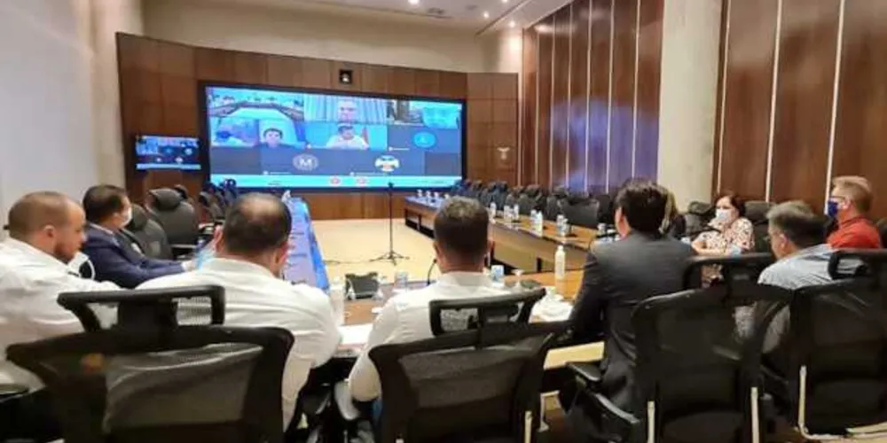 Prefeita de PG, além de prefeitos de Curitiba, Maringá e Londrina, com representantes de Cascavel, participaram da reunião