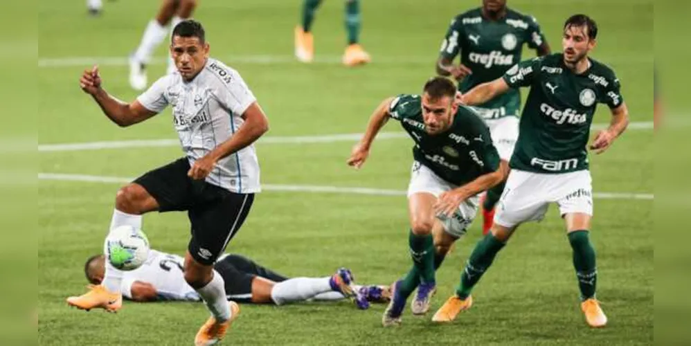 Grêmio e Palmeiras se enfrentam em busca do título da competição