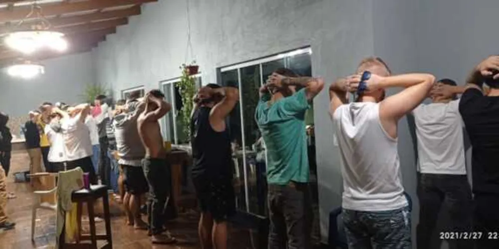 Participantes foram levados de ônibus para assinarem termo circunstanciado