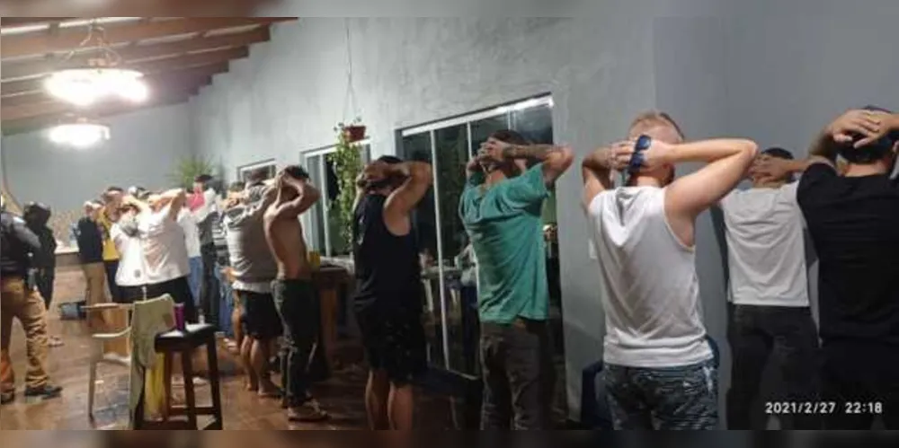 Participantes foram levados de ônibus para assinarem termo circunstanciado