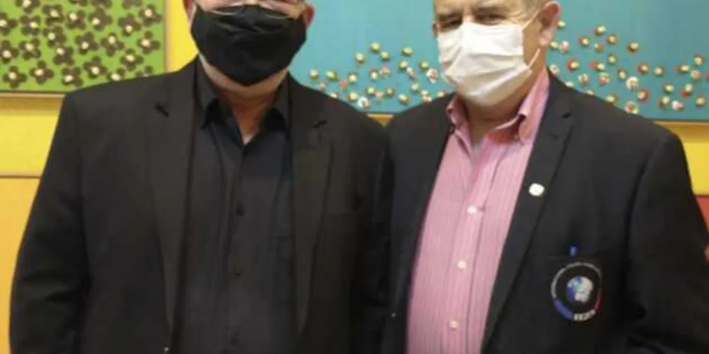 À esquerda da foto se encontra o artista ponta-grossense.