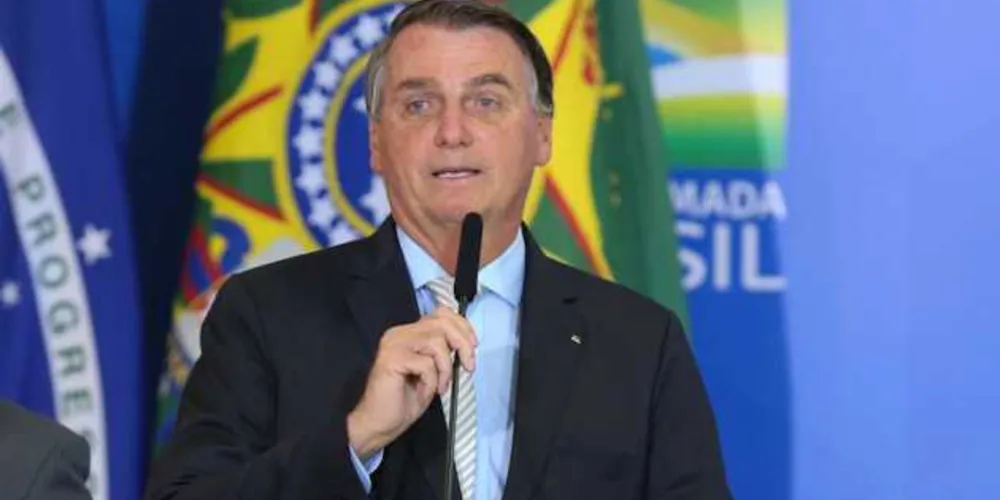 Imagem ilustrativa da imagem Bolsonaro zera PIS e Cofins do diesel e do gás de cozinha