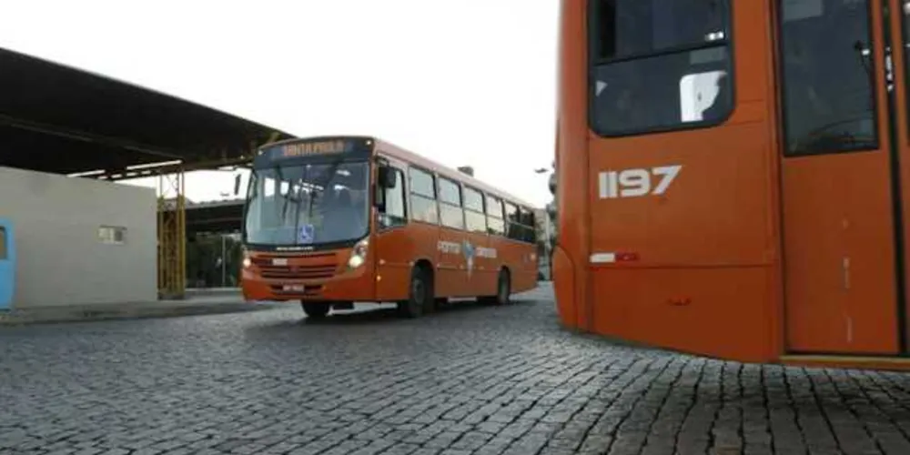 Após decreto municipal, ônibus estão operando em horário de domingo na cidade