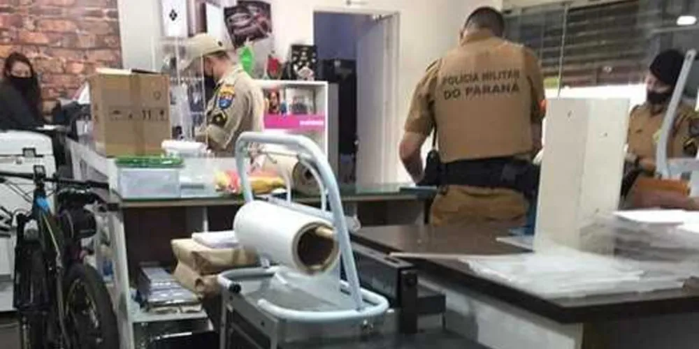 Polícia Militar no momento da fiscalização na empresa