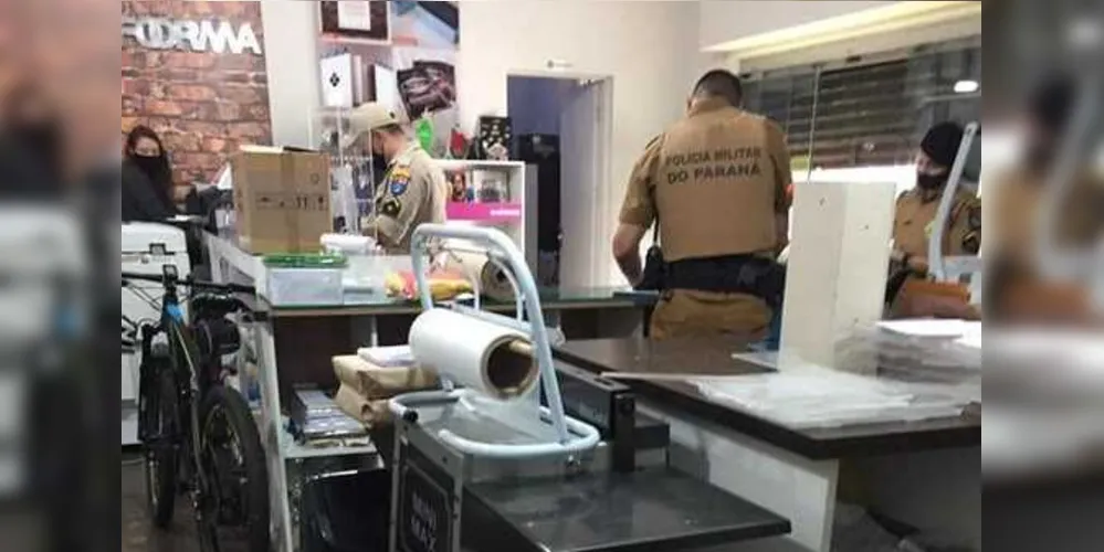 Polícia Militar no momento da fiscalização na empresa