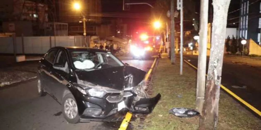 Após acidente com a moto, jovem bateu em um poste