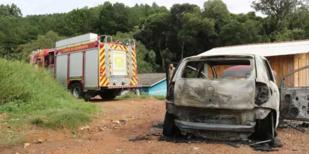 Bombeiros estiveram no local para conter as chamas