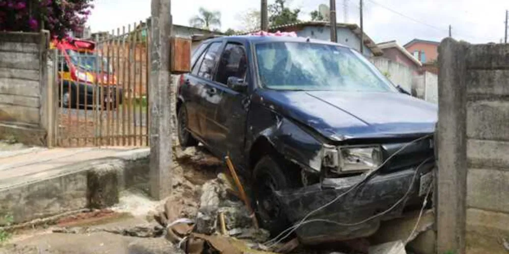 O motorista tentou parar o veículo, mas acabou fraturando o braço nas ação
