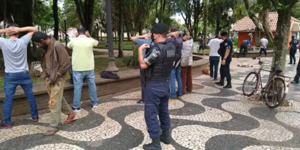 No início da tarde desta quarta-feira (3), autoridades realizaram algumas abordagens na Praça Barão do Rio Branco
