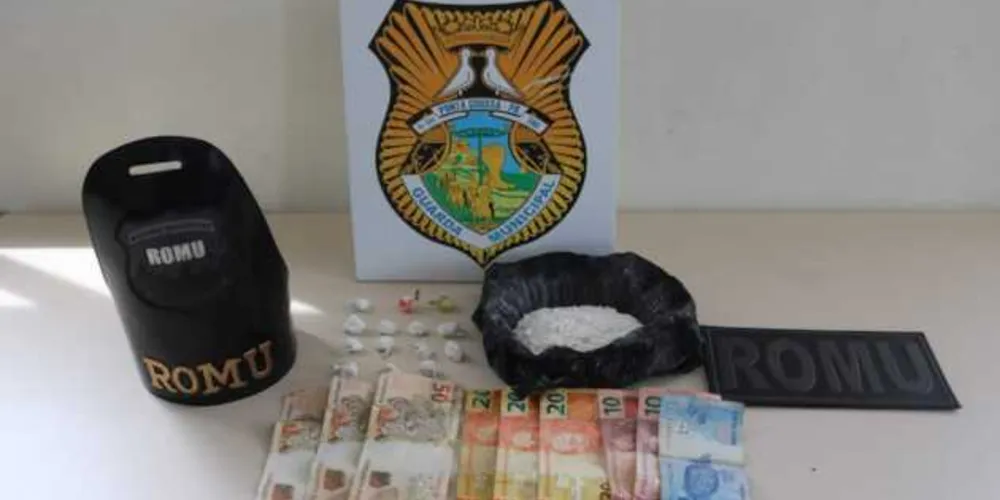 Equipe da Romu suspeitou da atitude de dois homens e uma mulher que estavam dentro de um carro parado em um beco