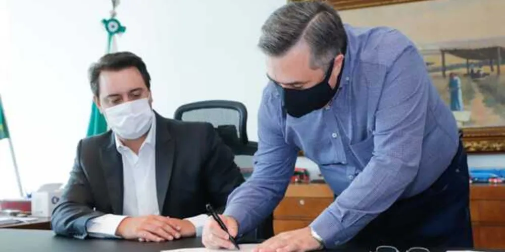 Carlos Massa Ratinho Junior e o secretário estadual da Saúde, Beto Preto, apresentam a atualização das medidas