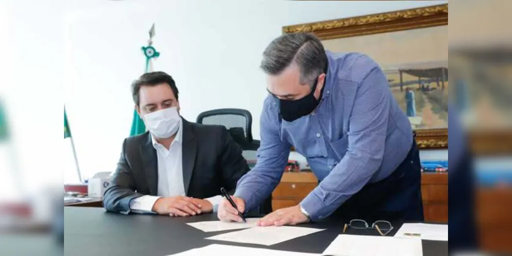 Carlos Massa Ratinho Junior e o secretário estadual da Saúde, Beto Preto, apresentam a atualização das medidas
