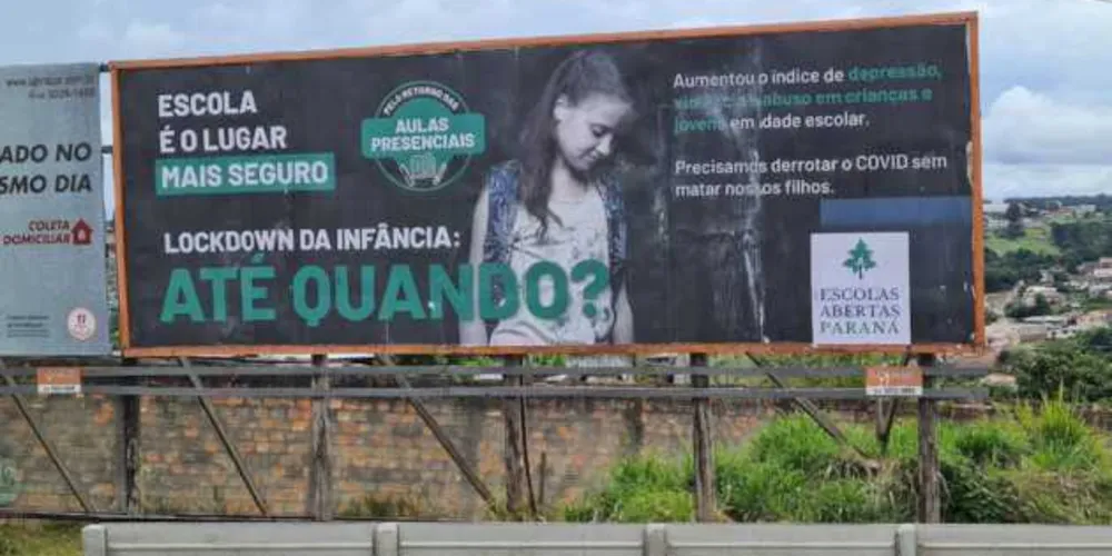 Imagem ilustrativa da imagem Grupo faz adesivaço em PG pelo retorno das aulas presenciais