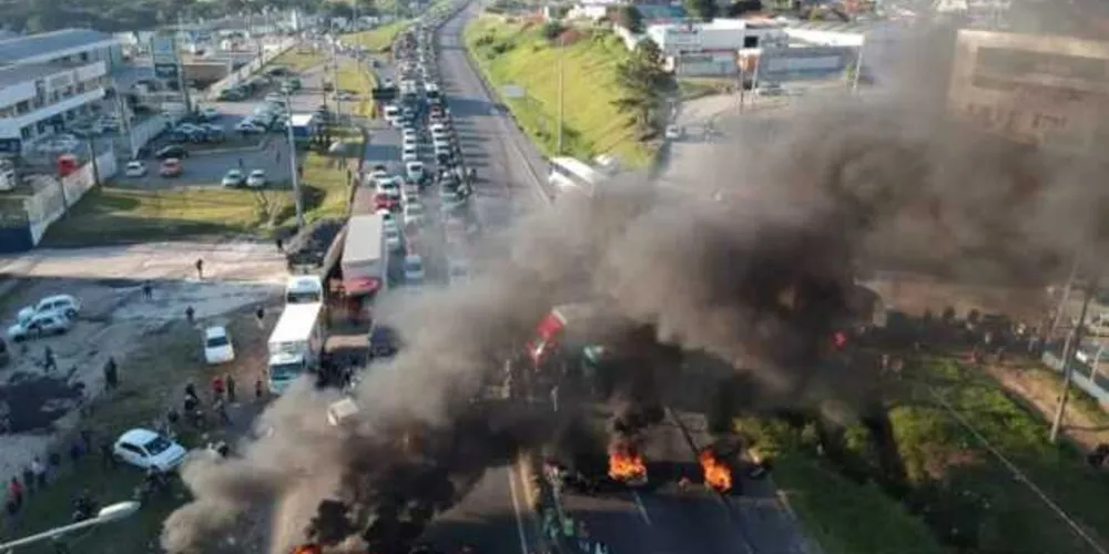 Imagem ilustrativa da imagem Manifestantes bloqueiam pistas contra preço dos combustíveis