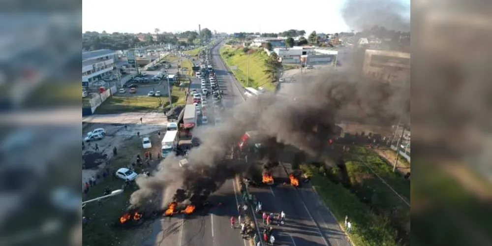 Imagem ilustrativa da imagem Manifestantes bloqueiam pistas contra preço dos combustíveis