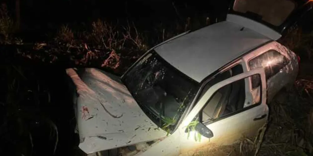 Após perseguição, carro caiu na linha do trem
