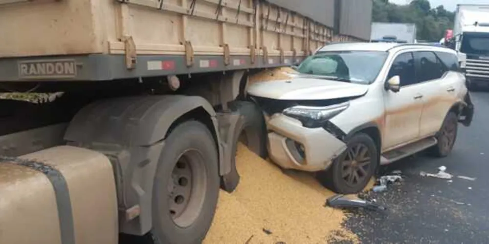 Tombamento de caminhão seguido de engavetamento na BR 376 em Tibagi