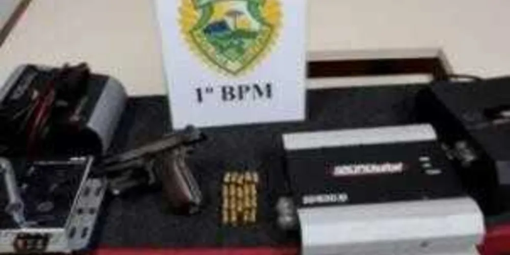 equipamento de som, arma e munições foram apreendidos pela polícia