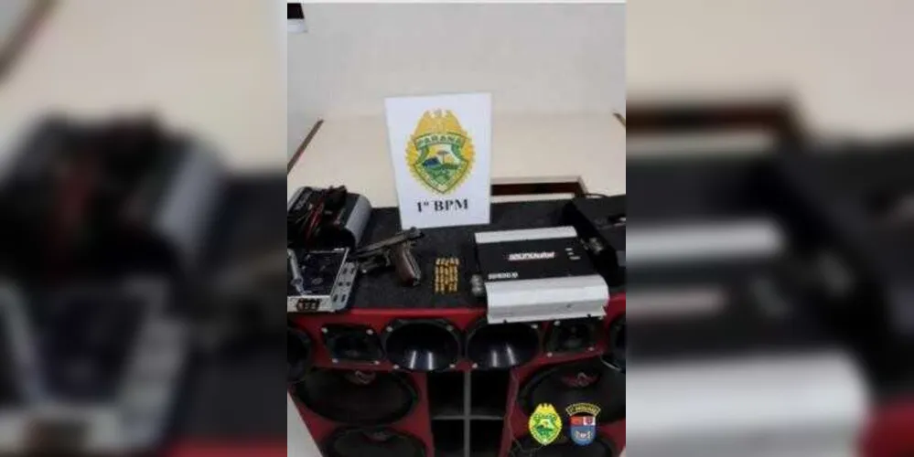 equipamento de som, arma e munições foram apreendidos pela polícia