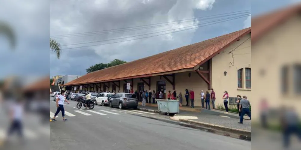 Fila para vacinação do idosos na Estação Arte