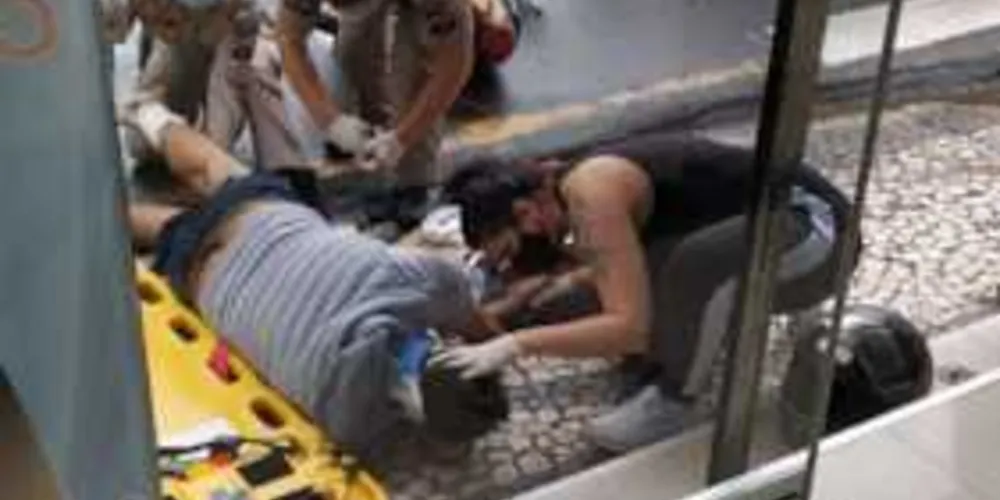Vítima recebeu atendimento no local e foi levada para a Santa Casa 