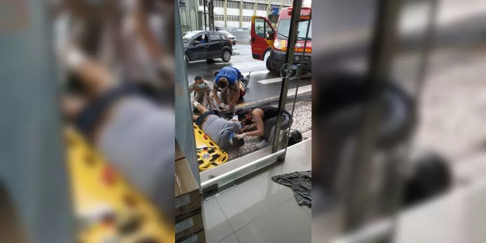 Vítima recebeu atendimento no local e foi levada para a Santa Casa 
