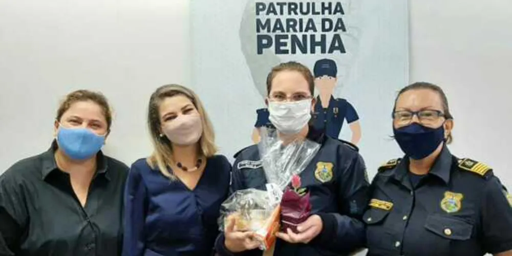 Secretária Tânia Sviercoski distribui flores em homenagem as servidoras da Guarda Municipal.