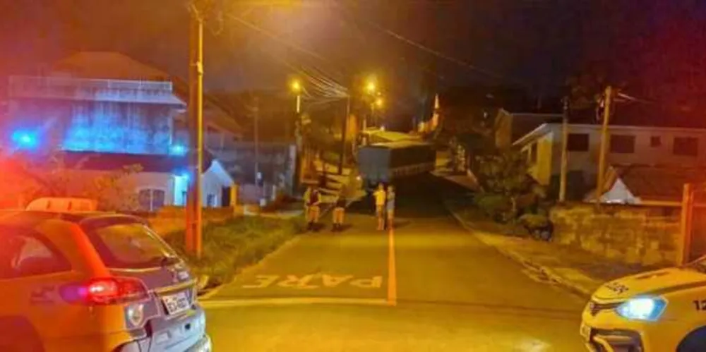 A rua ficou interditada até a remoção do caminhão.

