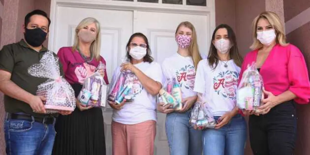 Ame a mulher que você é – Na última segunda-feira (8), realizei a entrega dos kits de higiene pessoal arrecadados com as participantes do projeto em comemoração ao Dia da Mulher desta coluna. O projeto que teve como tema neste ano “Ame a mulher que você é” está em seu quinto ano consecutivo e contou com 24 mulheres participantes que se destacam em diversas áreas de atuação. O projeto contou com a parceria das lojas Kiers Concept, Arezzo, Mariza Kiers Concept, Salão Menina Bonita, Luxe Decorações, Princess Soluções em Eventos, Eficácia Brasil Farmácia de Manipulação, A Fabr1ca, FF Films e o talento do badalado fotógrafo Laertes Soares. O projeto uniu fomento ao comércio local, valorização da cultura através das frases enviadas por escritores locais para abrilhantar as páginas da coluna RC e também o cunho social da ação, que já é marca registrada da caminhada de 17 anos deste colunista. As doações das convidadas totalizaram mais de 100 kits completos de higiene pessoal, alem de vários itens de higiene, produtos de limpeza e álcool gel. Os kits foram doados para a Secretaria de Assistência Social e será repassado para a Casa das Mulheres Vítimas de Violência Corina Portugal e também para um trabalho exclusivo com mulheres assistidas pela secretaria. No registro de Laertes Soares, este colunista, Secretária de Assistência Social Simone Kaminski Oliveira, Flávia Barrichello, Carol Kiers, Mariza Kiers e Isane Gewehr.