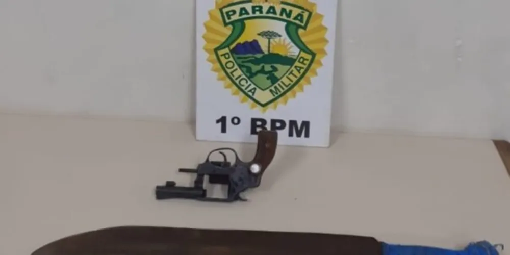 O motorista estava embriagado e foi levado para a delegacia. 