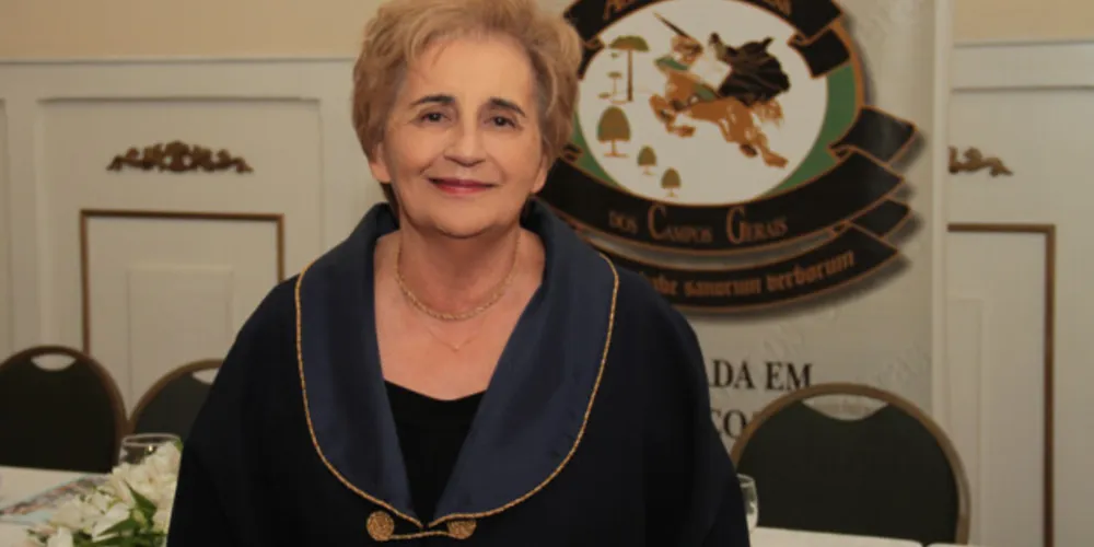 Brinde à vida - A escritora, historiadora e pesquisadora, fundadora da cadeira nº 36 da Academia de Letras dos Campos Gerais e presidente da entidade durante a Gestão 2015-2017 Aida Mansani Lavalle será muito cumprimentada pela passagem de seu aniversário na próxima quinta-feira (29). Da coluna RC os votos de alegrias e realizações.