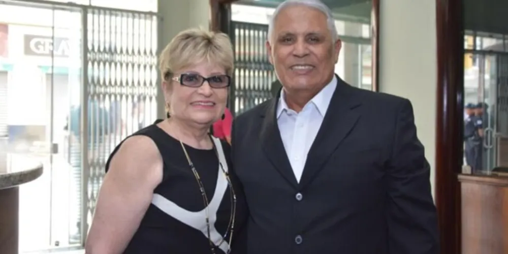 Brinde à vida - O radialista Nilson de Oliveira no próximo sábado (1), brinda a chegada de seu aniversário. Nilson que tem uma trajetória admirável no radio local, tendo um dos programas lideres de audiência. No registro especial Nilson ao lado de sua esposa, Maria Luiza Oliveira. Da coluna RC os votos de saúde e prosperidade. 